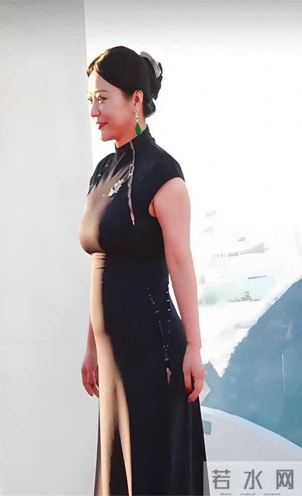 47岁郝蕾真实身材暴露，身宽体胖腚大腰圆大腿粗身材越来越圆润