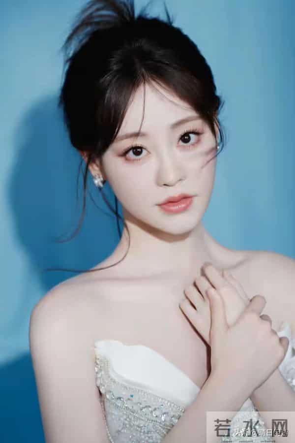 祝绪丹 白白嫩嫩，水水润润，自带发光滤镜！这状态绝了～