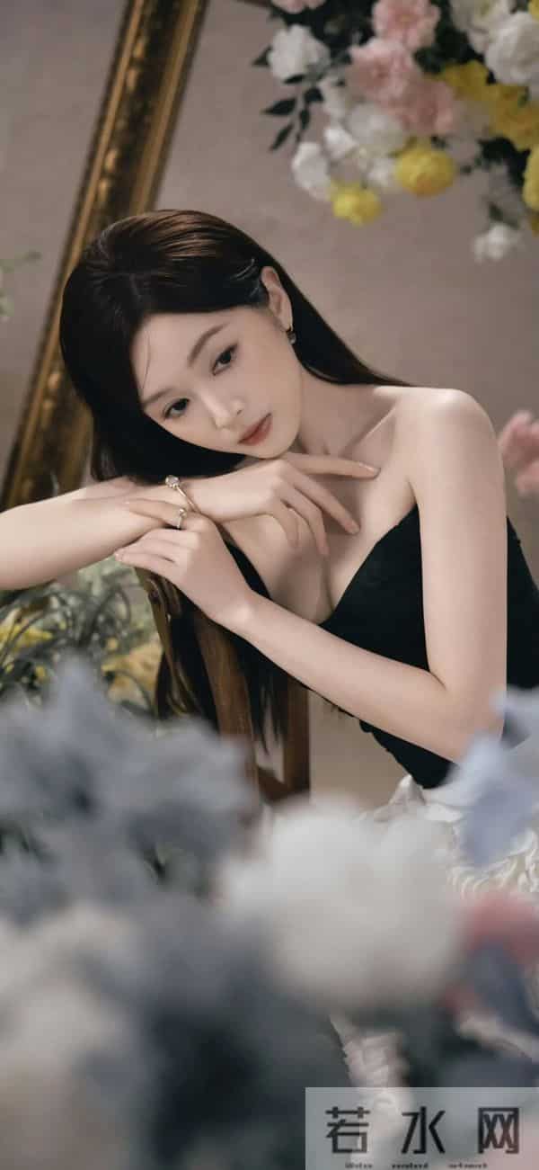 吴宣仪｜黑纱裙配花境写真，这“清冷贵气大小姐”氛围感直接封神