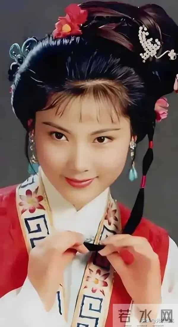 一块肥皂卸妆和洗澡，戴假发片毫不遮掩，喜欢“打直球”的何赛飞