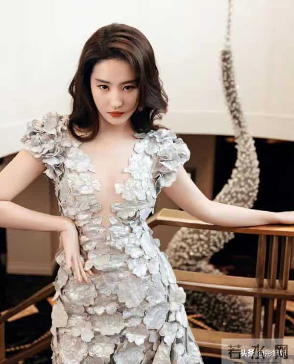 天仙下凡!刘亦菲穿银色透视裙秀绝美身材,网友:这谁能顶得住