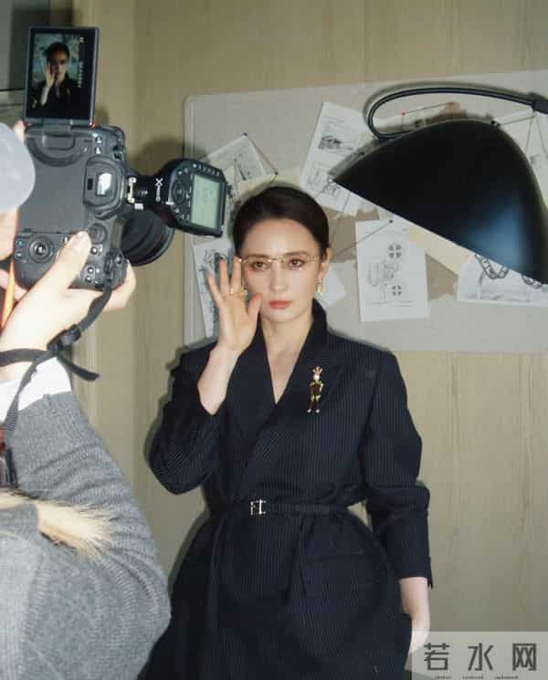 蒋勤勤晒厦门金鸡奖美照,黑条纹西装配马尾,知性精致好惊艳