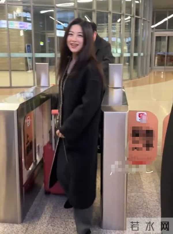 人老珠黄?41岁朱珠现身机场,白发明显皱纹也多,断崖衰老不敢认