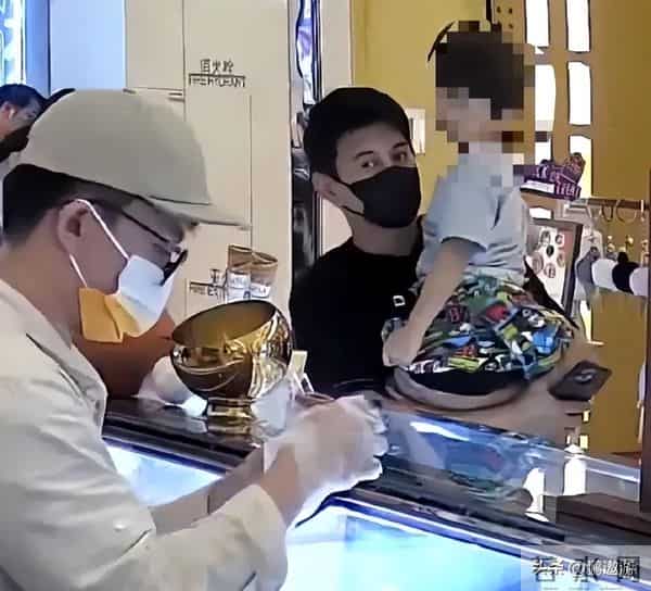 卓伟曝国民男星闹离婚！夫妻反目，已分居2年，靳东吴奇隆躺枪