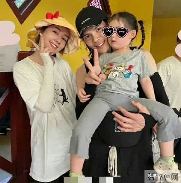 向佐女儿向芷继承了妈妈郭碧婷美貌，向佐立即化身女儿奴