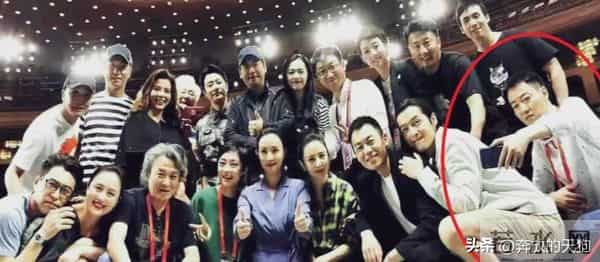 靳东朱媛媛亲密合影曝光，身后辛柏青的表情亮了！全场笑疯