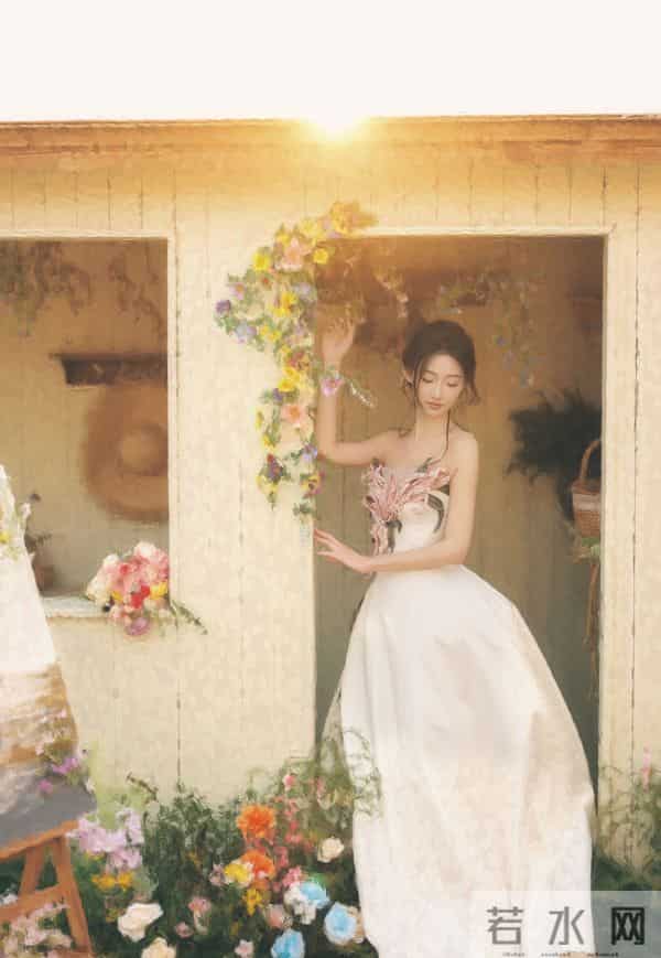 白裙缀着粉瓣似的褶皱,浸在满院花簇的软光里