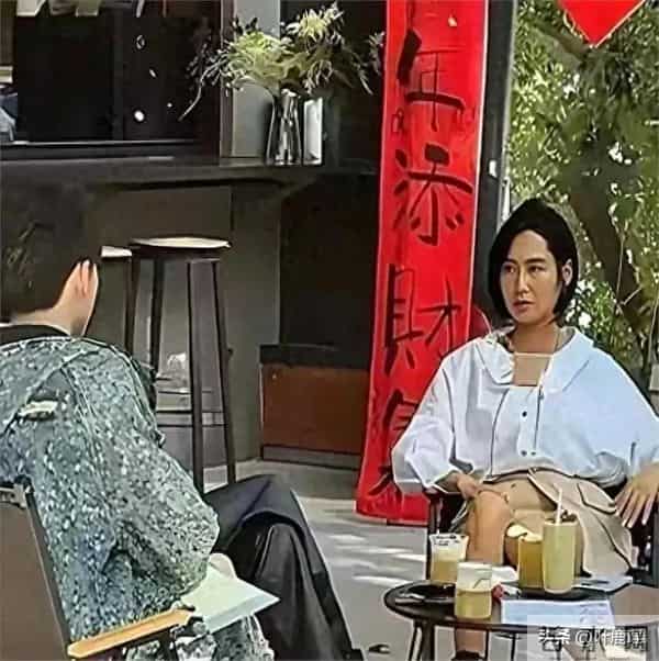 深圳街头偶遇朱茵皮肤黝黑身材矮小腿很短脸很小很年轻看不出52岁