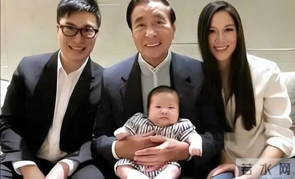 她14岁就长得“倾国倾城”，被富豪花7亿娶回家，8年生下4个娃