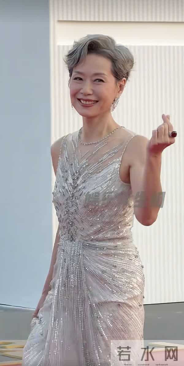 62岁叶童状态好优雅!穿银色亮钻裙亮相金鸡奖红毯,还脚踩恨天高