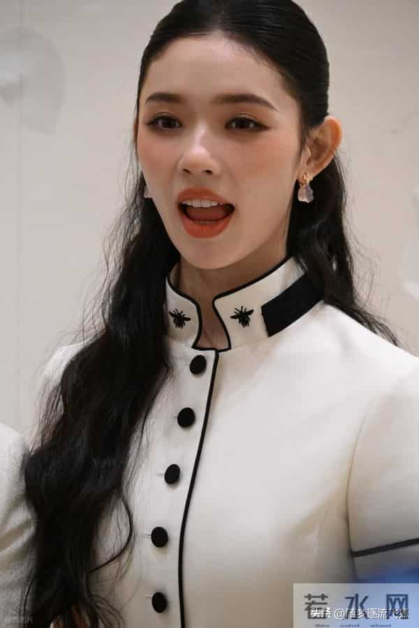 林允现身上海恒隆周年庆出席Dior探店活动