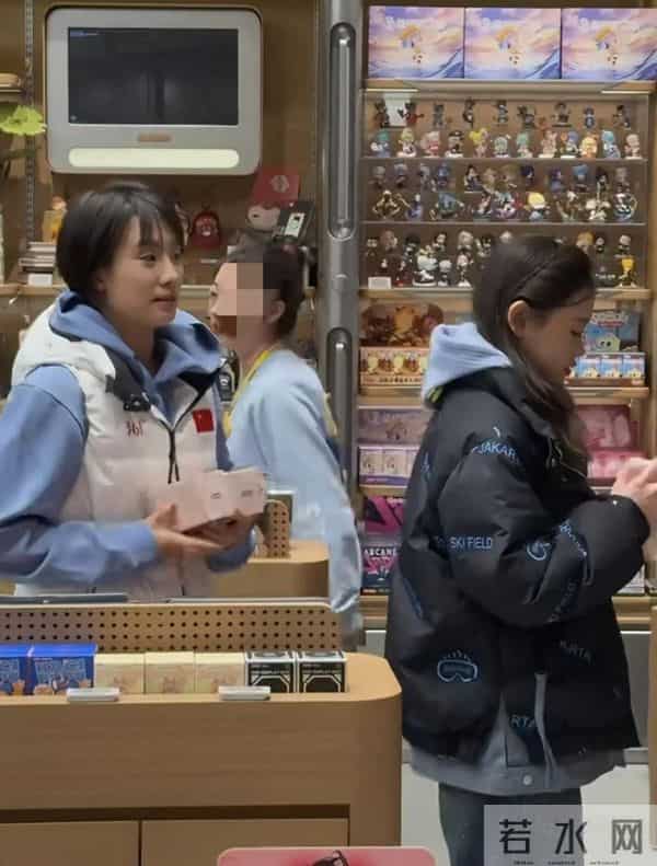 网友北京三里屯偶遇张家齐、苑浩妍逛街 张家齐本人又美又灵 超漂亮