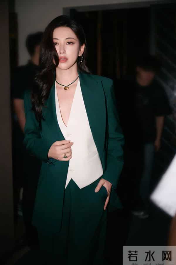 人老珠黄?41岁朱珠现身机场,白发明显皱纹也多,断崖衰老不敢认