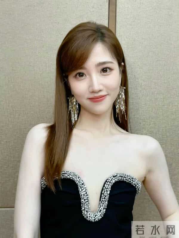 张纯烨，黑色妆造，柔美怡人