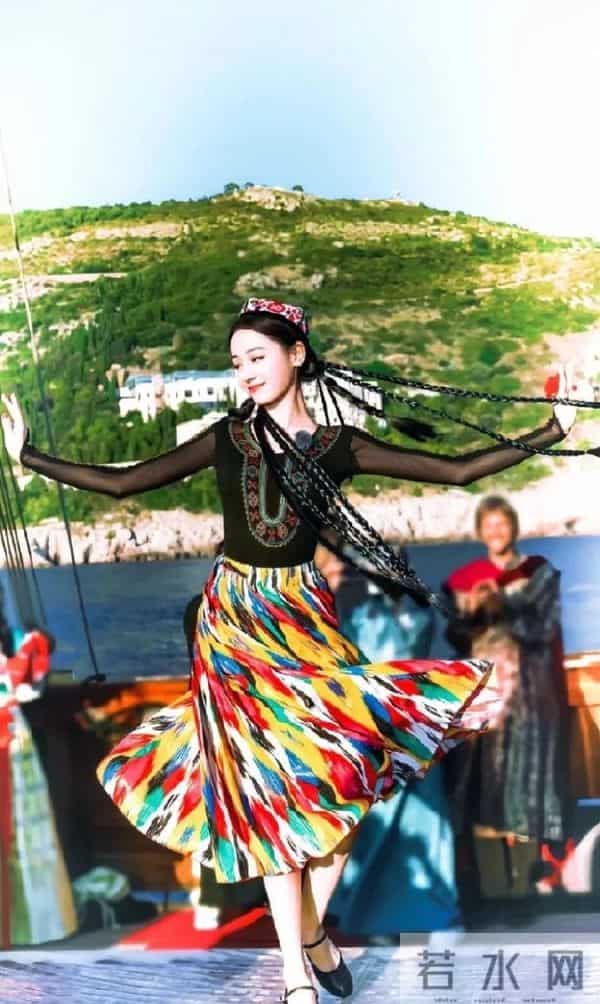 迪丽热巴现身南京!脖子前倾严重依旧在咳嗽,给主持人打伞好暖心