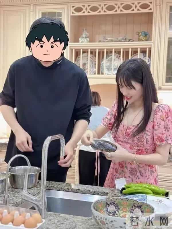 42岁金莎晒“私房照”,穿卡通睡衣甜又嫩,小17岁男友住千万豪宅