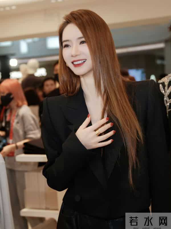 戚薇今日线下活动,黑西装外套配长靴丝袜,干练落落大方气场全开