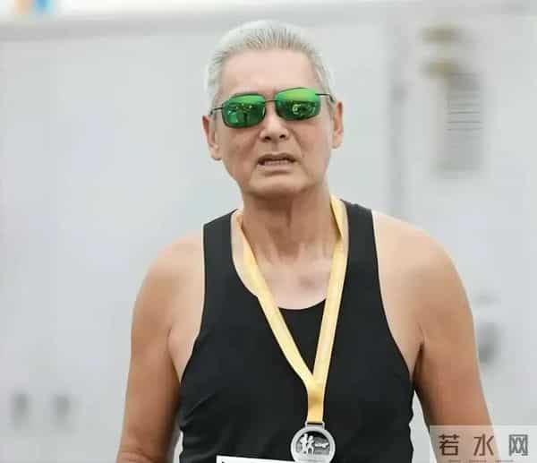 70岁周润发增肥20斤 白发染黑 刮胡子年轻20岁 梦回上海滩 小孩看呆了