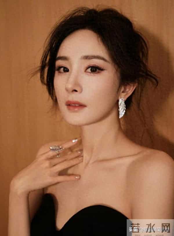 杨幂性感抹胸写真