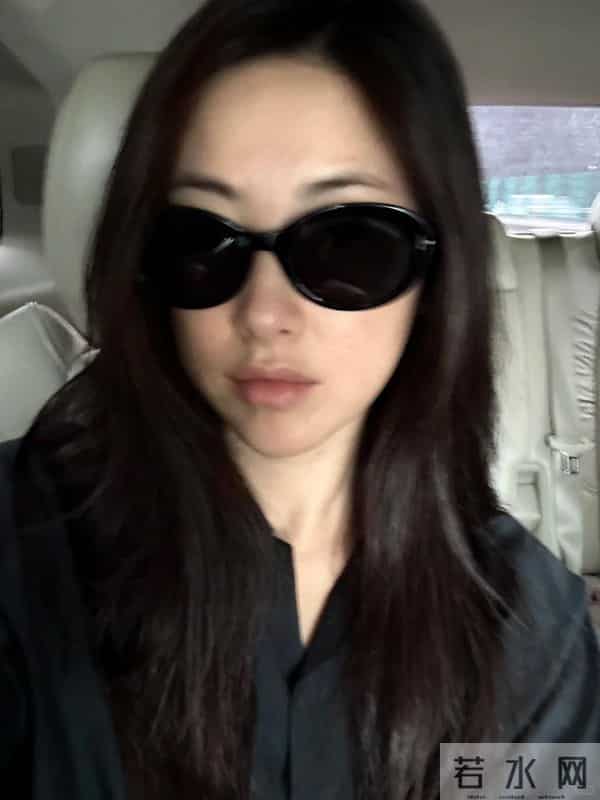 人老珠黄?41岁朱珠现身机场,白发明显皱纹也多,断崖衰老不敢认