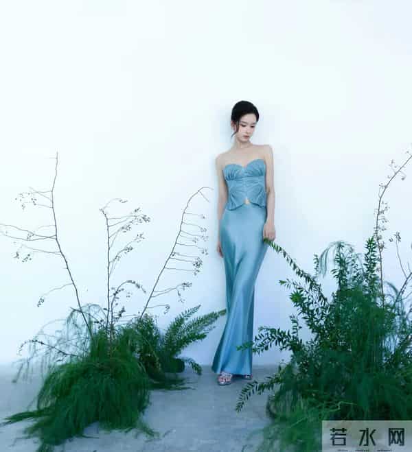 陈都灵身着蓝色套装,简直是行走的“纯欲天花板”!