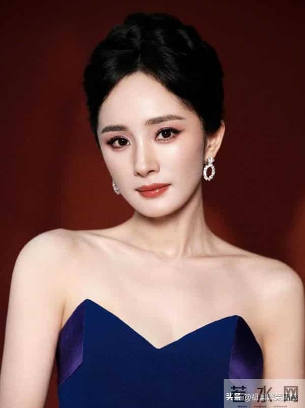 杨幂性感抹胸裙活动生图