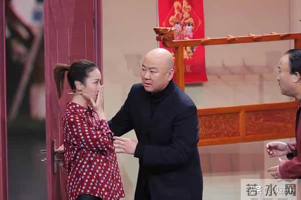 难以置信！58岁郭冬临至今未婚未育，如今已成两千万粉丝大网红