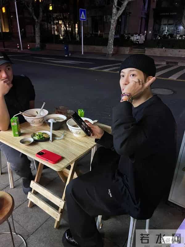 32岁王嘉尔在上海吃路边摊，打扮时尚皮肤白皙，与粉丝合影很热情