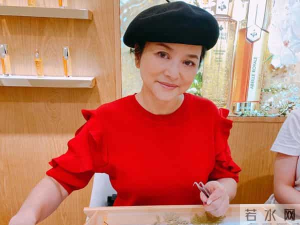 52岁香港女星的近况曝光,当年被前夫各种指控导致其形象受损