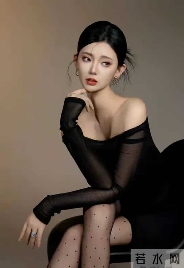 王星辰这身造型是认真的吗？波点黑丝配红底鞋，美到让人移不开眼