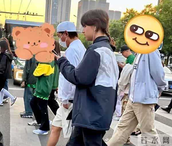 白百何带两个儿子现身!17岁大儿子长得像前夫陈羽凡,二儿子5岁