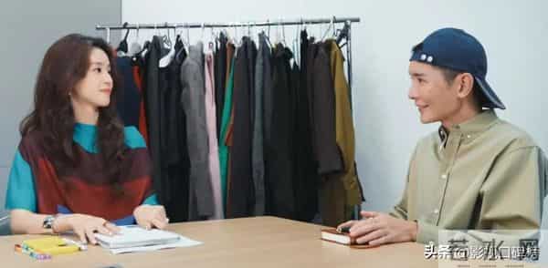 出席艺术晚宴,章泽天穿洒红色裙显成熟,朱珠穿中式外套沉稳大气