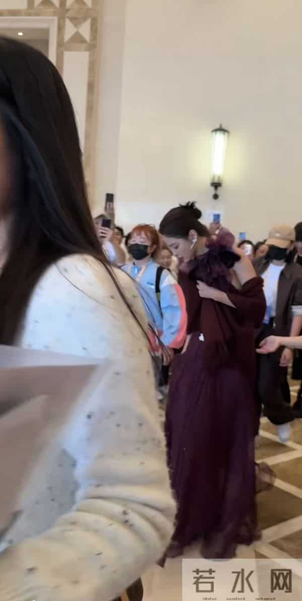 辛芷蕾亮相金鸡奖,穿紫色花朵高定优雅大气,还差点被裙摆绊倒!