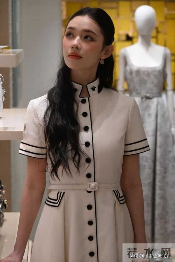 林允现身上海恒隆周年庆出席Dior探店活动