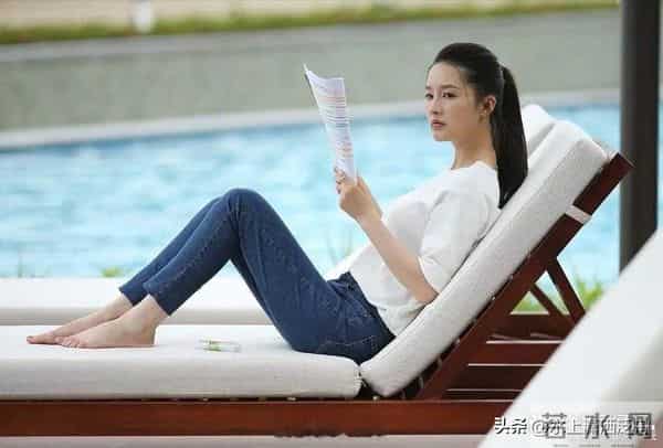 李沁早期生图，素颜也很美，穿牛仔裤身材太好了