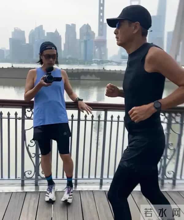 70岁周润发增肥20斤 白发染黑 刮胡子年轻20岁 梦回上海滩 小孩看呆了