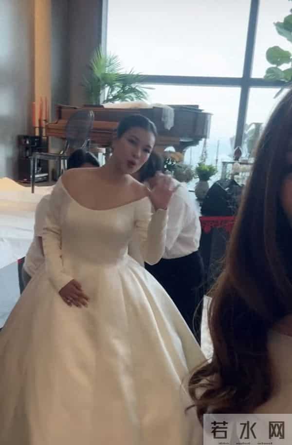 利孝和夫人外孙女大婚,豪门婚宴尽显气派,父亲送嫁献唱场面温馨