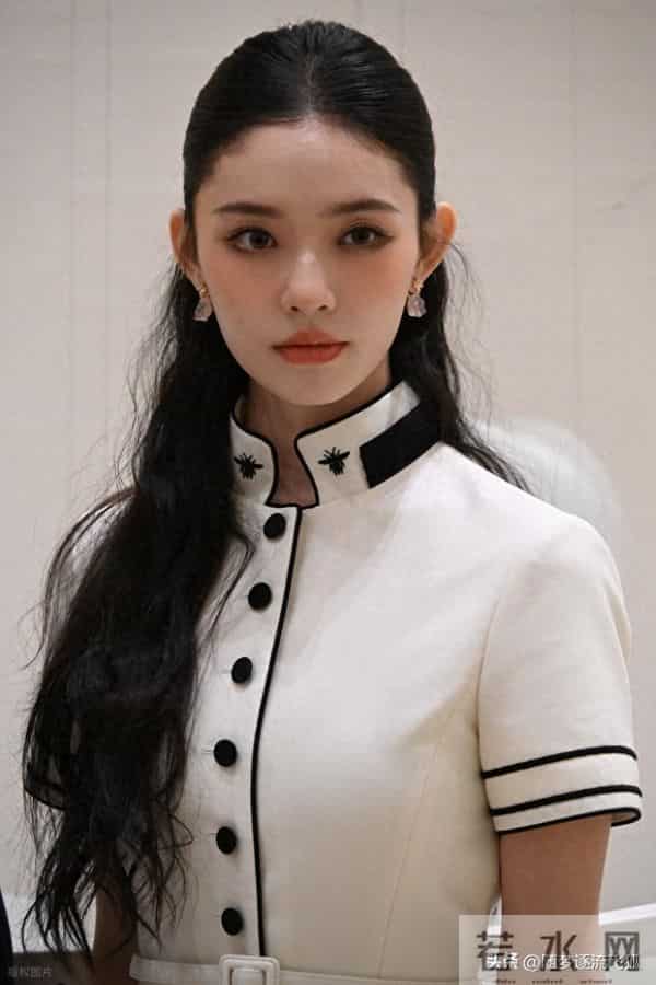 林允现身上海恒隆周年庆出席Dior探店活动