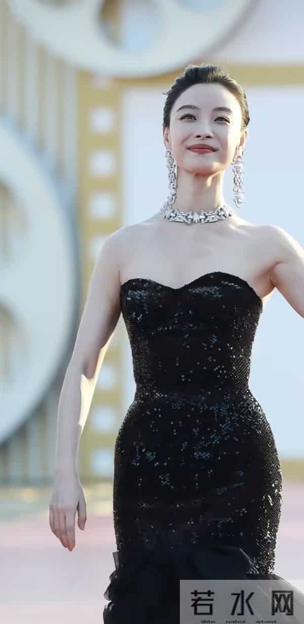 老天开眼了!关晓彤终于穿对 像神女下凡,辛芷蕾穿成紫茄子 好搞笑