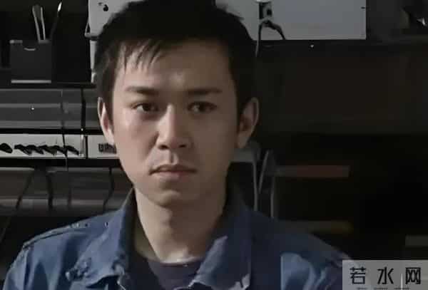 王学兵满头白发去鼓楼西看话剧,身体发福,54岁的他老的认不出了