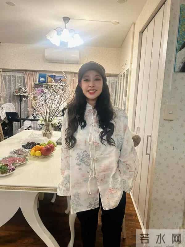 75岁“刘晓庆”再次扮嫩成功,烫了油画卷穿新中式,状态嫩回48岁