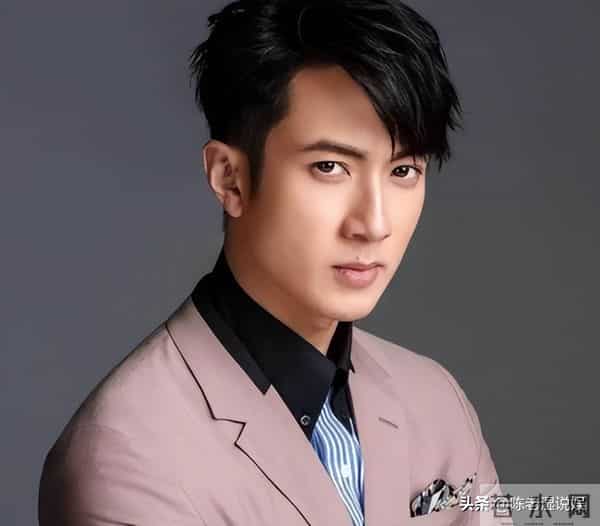 卓伟曝顶流男明星闹离婚，网友提名暴露一切，靳东无辜“躺枪”