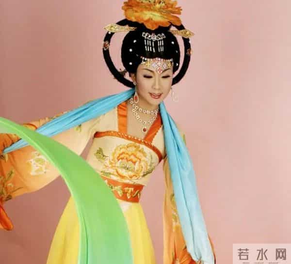 饭喂到嘴里都不会吃,不受戏曲圈待见的李玉刚 为自己的行为买了单