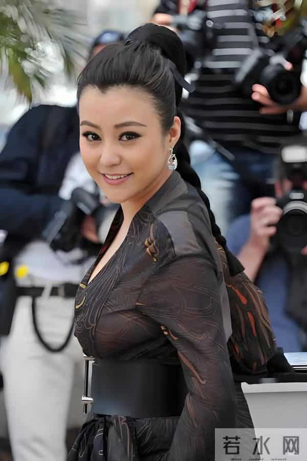 郝蕾太丰满了穿绒衣扣子都撑开了如果扣子突然破了那就十分尴尬了