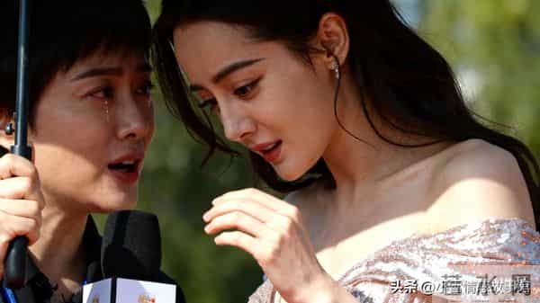 迪丽热巴活动现场给主持人打伞,镜头拉近后,全网发现不对劲?