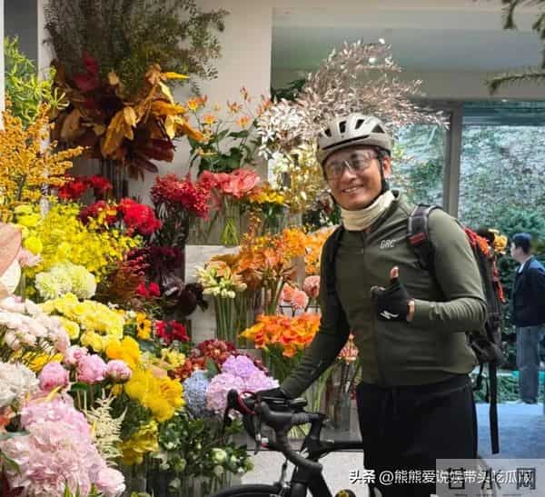 49岁陈龙在上海骑车出行，他的打扮一言难尽，身材胖了不少