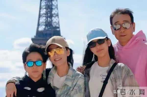 48岁苗圃巴黎晒全家福，67岁富豪老公生图曝光。