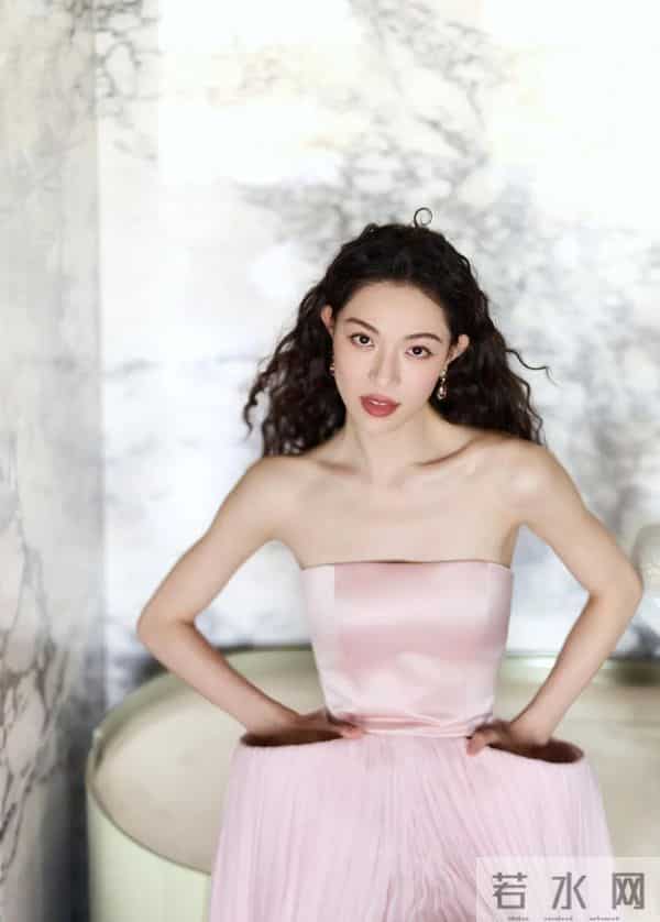 在争奇斗艳的红毯上，钟楚曦的粉色礼服以“少即是多”的哲学胜出