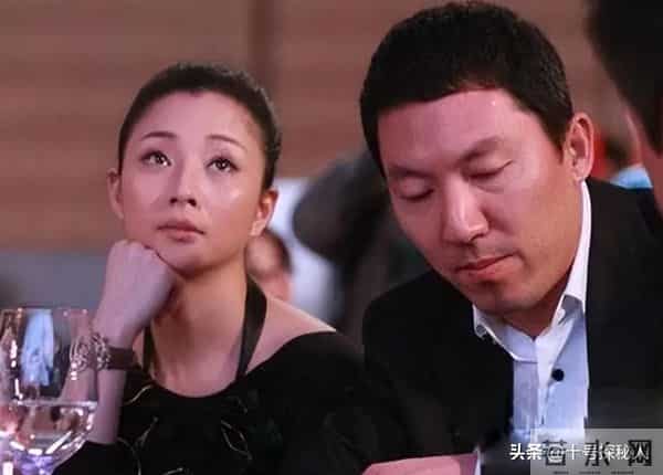 她是演员中的女富豪,多辆豪车轮流开,现在45岁却活得像20岁