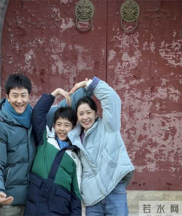 网友北京潭柘寺偶遇刘浩存黄轩拍戏浩存头小脸小好精致黄轩超帅气